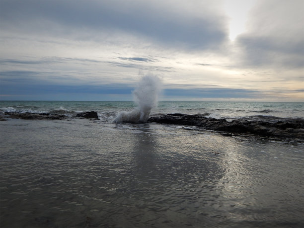 波浪拍打着岩石。图片下载