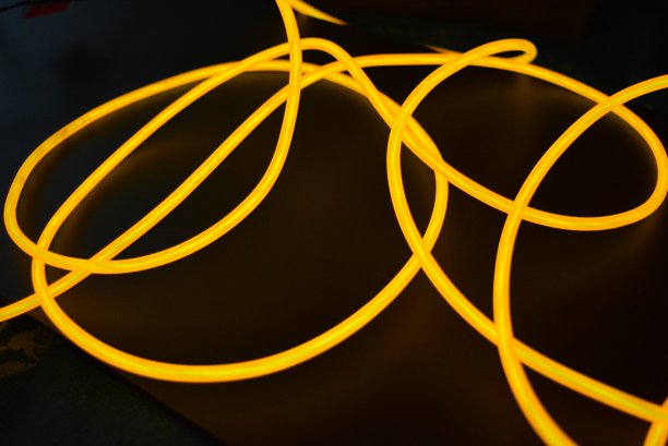 亮橙色发光线，绞光线，电缆。不同形状和图像的致发光线与不同的扭曲，多汁el线。图片下载