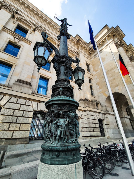 德国柏林——一盏古老的街灯。在国会大厦附近。图片下载