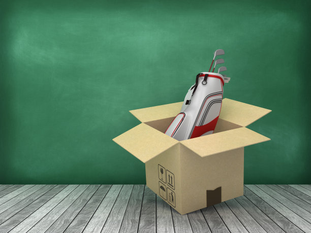 在木地板上有高尔夫球袋和球杆的硬纸盒-黑板背景- 3D渲染图片下载