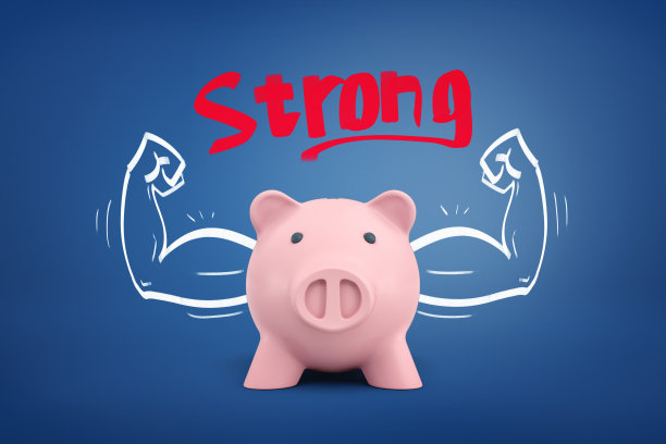 3d渲染的小猪银行弯曲手臂与红色标志“强”在蓝色背景图片下载