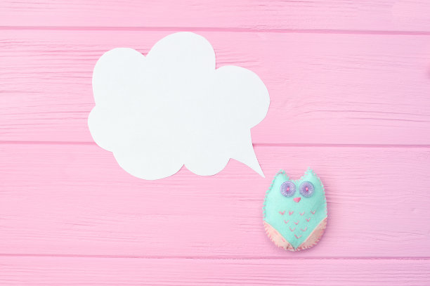 带语音泡泡的玩具猫头鹰。在沟通上花费时间的概念，以及文本的位置图片下载