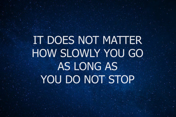 励志和鼓舞人心的名言。生活和事业的动力。只要你不停下脚步，走多慢都没关系。图片下载