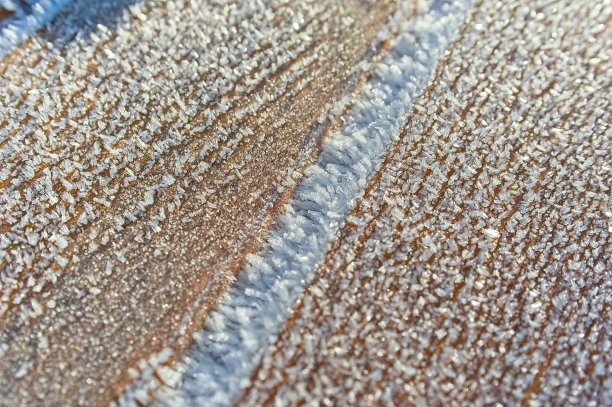 晨霜结晶在长凳上图片下载