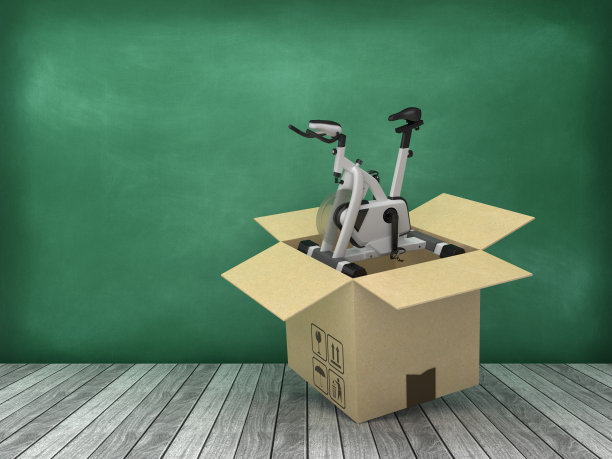 硬纸盒与锻炼自行车在木地板上-黑板背景- 3D渲染图片下载