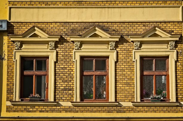 三座历史建筑窗户图片下载