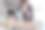 亚洲男子在厨房柜台上使用卷尺图片下载