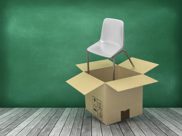 硬纸盒与椅子在木地板上-黑板背景- 3D渲染图片下载