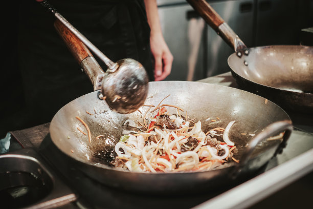 亚洲传统食物-新鲜的意大利面和虾在街头小吃广场的黑色背景。图片下载