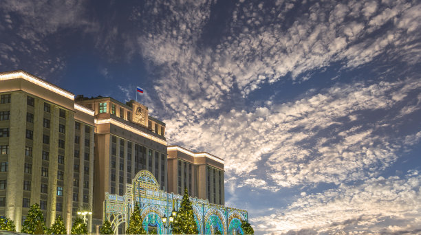 圣诞节和新年假期照明晚上，莫斯科，俄罗斯——俄罗斯联邦议会的国家杜马大楼图片下载