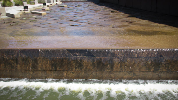 克兰伯恩植物园的岩石池水道小溪的广角视图图片下载