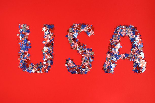 7月4日美国独立日的背景。节日五彩纸屑美国国旗颜色装饰在红色的背景。前视图,图片下载