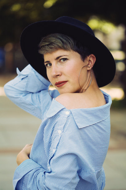 一个漂亮的短发女人的肖像图片下载