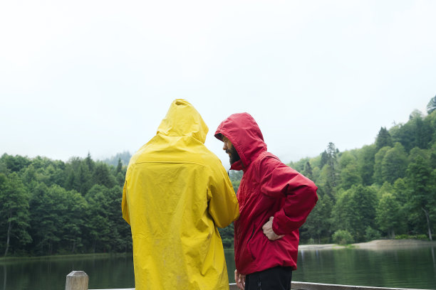 自然摄影师雨衣图片下载
