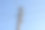 模糊的天空背景上的电线杆图片下载