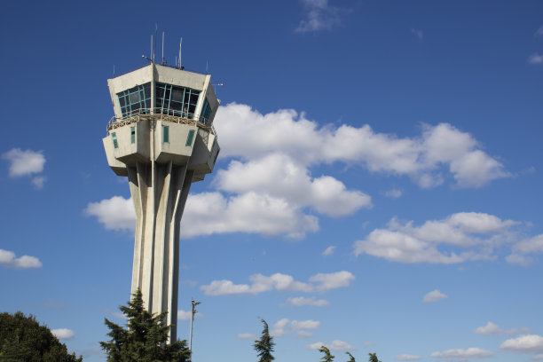 阿塔图尔克机场空中管制塔台。特写天空和云彩的背景。图片下载