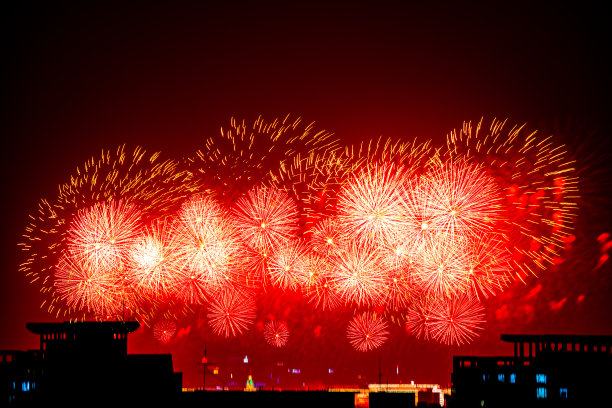 2019年10月1日，国庆烟花汇演在北京天安门广场举行，庆祝新中国成立70周年。素材图片