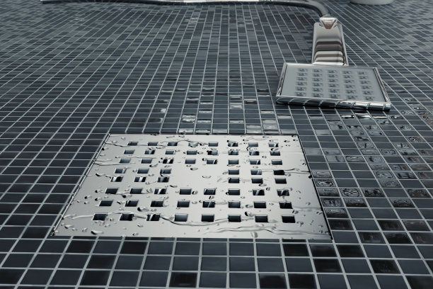 滴水的3d渲染在铬金属排水沟旁边铺设淋浴头图片下载