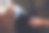 一位妇女的手从柳条篮子里抽出纱线。Spinner创造了一条白色的羊毛线。图片下载