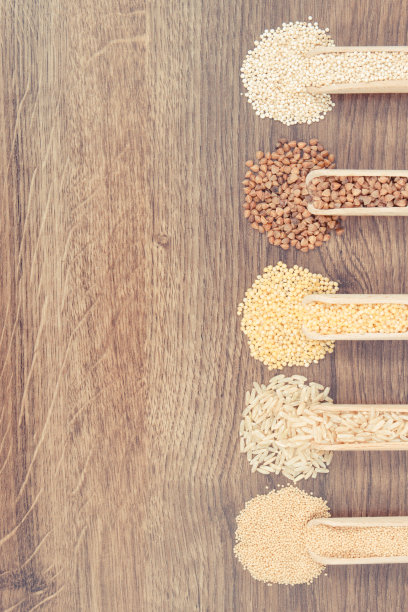 复古照片，各种粗燕麦，糙米，苋菜和藜麦种子，健康和无麸质食物图片下载