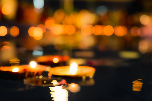 蜡烛和鲜花，腊通节，泰国。图片下载