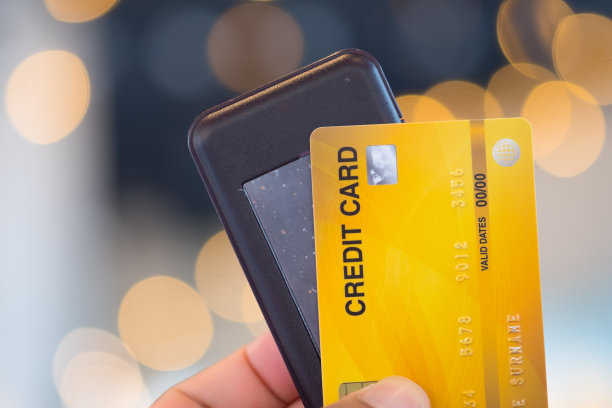 手握标签排队支付食物或咖啡的信用卡与灯光背景图片下载