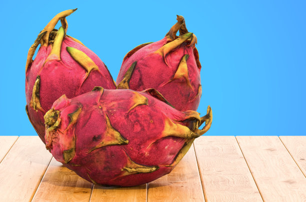 火龙果或火龙果近距离3d渲染与现实的纹理在木桌上图片下载