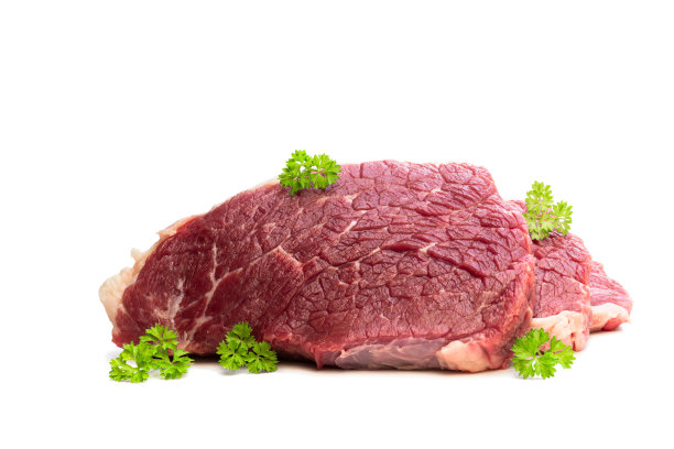 新鲜的生牛肉片孤立在白色的背景图片下载