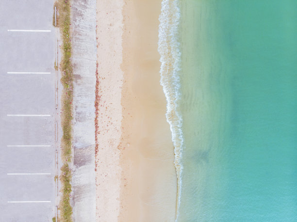 海滩和大海的鸟瞰图图片下载
