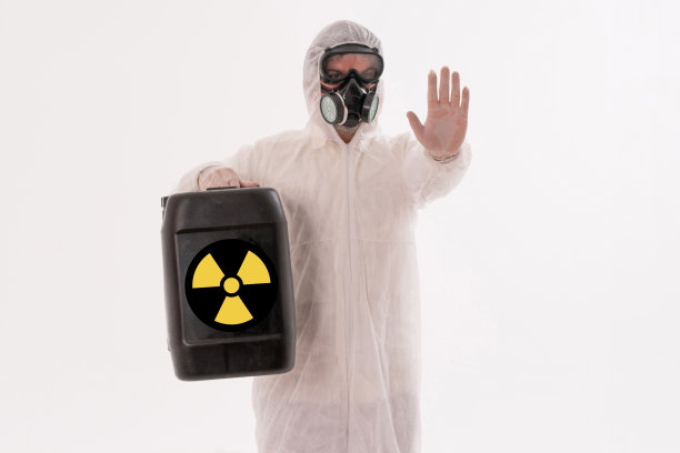 工厂工人戴着防毒面具和放射性防护服图片下载