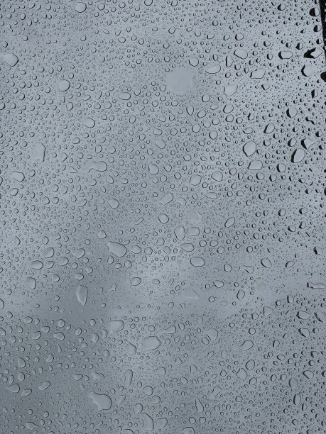 雨滴落在玻璃飞机上图片下载