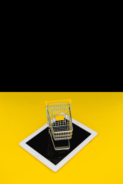 电子商务和网上购物的互联网概念。配有白色数码平板的小车。黑色星期五的想法与文本空间图片下载
