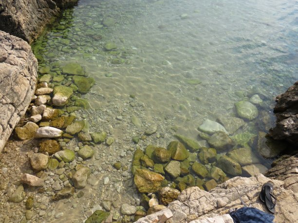 海滩上用石头图片下载