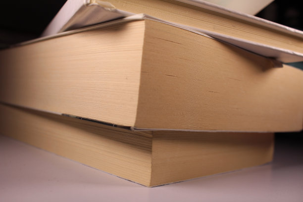 堆积的旧书，深褐色的色调图片下载