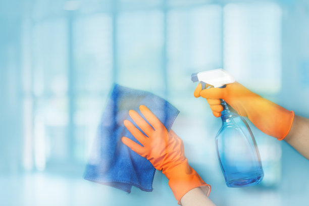 清洁女工清洗蓝色的表面。图片下载