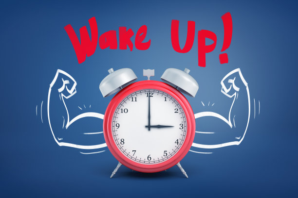 一个红色的老式闹钟的3d渲染与强壮的手臂肌肉画在两侧。图片下载