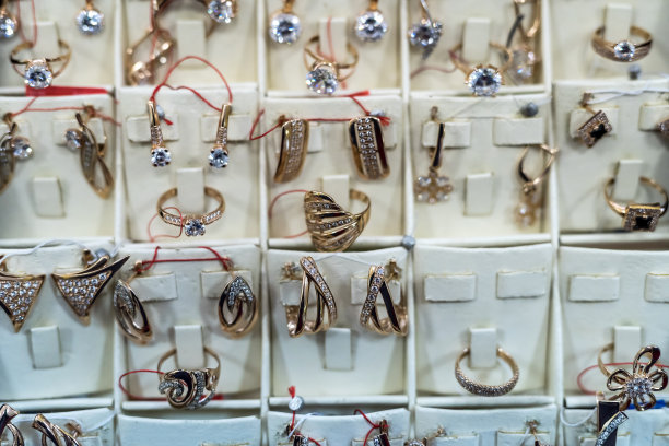 黄金珠宝收藏陈列在本店的陈列柜里图片下载