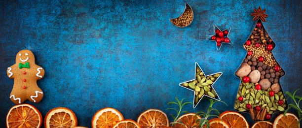 冬季概念与圣诞香料形状的圣诞树在蓝色的背景图片下载