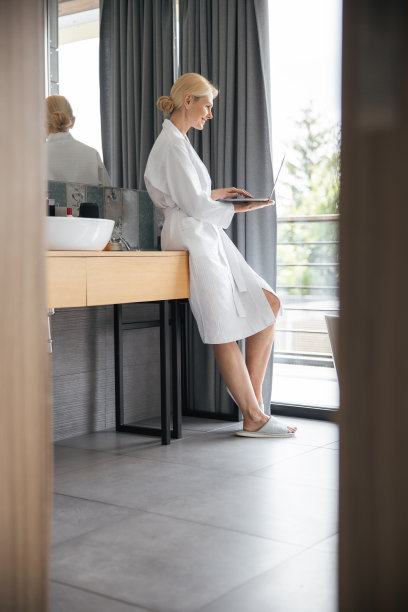 快乐的年轻女子用电脑工作图片下载