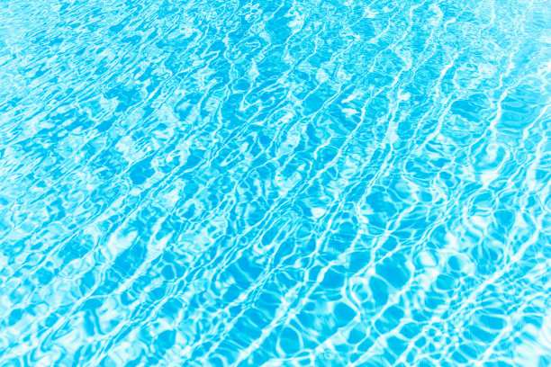 湛蓝的游泳池水面荡漾着涟漪。图片下载