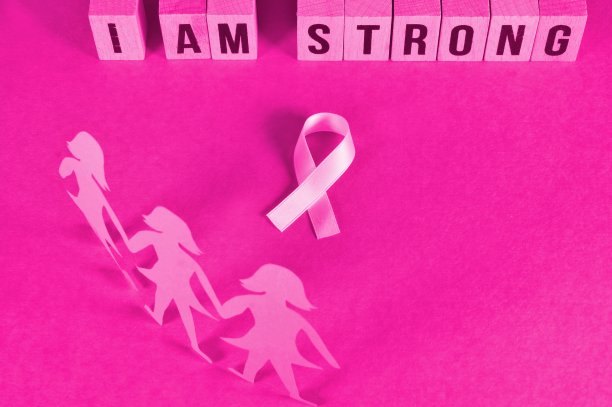 粉红色的丝带形状的女人纸娃娃和字-我是强大的-在立方体上在粉红色的背景。10月全国乳腺癌宣传月标志图片下载