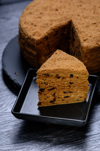 木桌上有甜甜的蜂蜜蛋糕。食物的照片图片下载