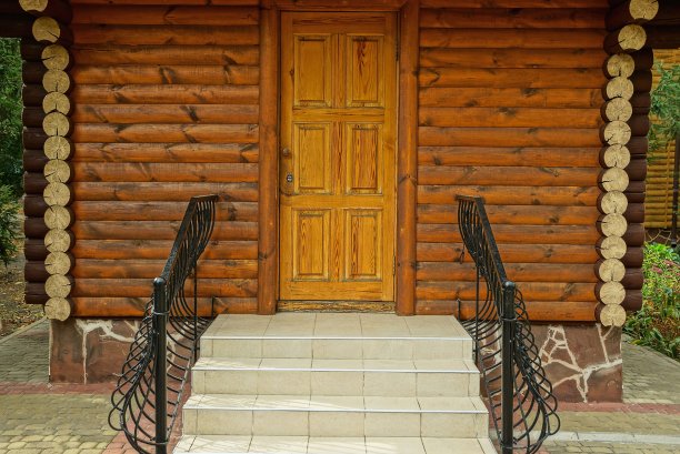 褐色的原木墙和门，有台阶和扶手图片下载