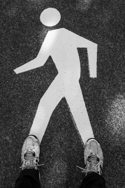 穿鞋走路的人图片下载