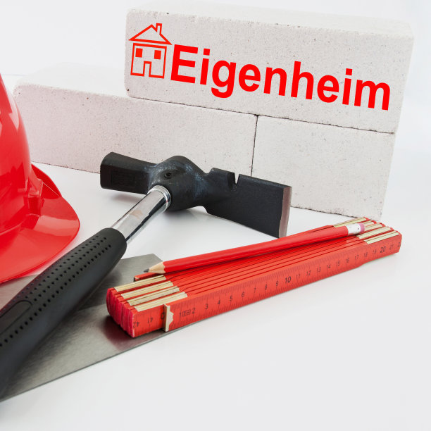 施工头盔，折尺，锤子和砖块在白色背景图片下载