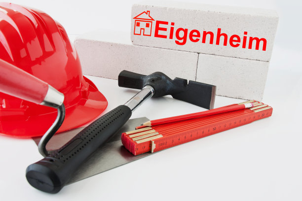 施工头盔，折尺，锤子和砖块在白色背景图片下载