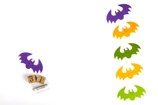 万圣节的明信片。秋天的传统节日。装饰和派对概念。彩色蝙蝠孤立在白色背景。平铺，俯视图，拷贝空间图片下载