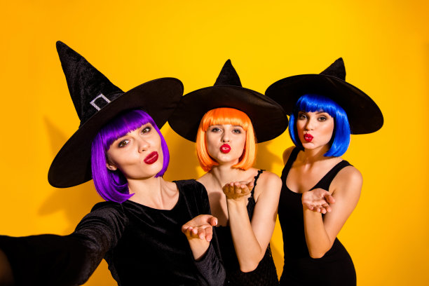 女巫之间存在友谊的概念。近距离的图片可爱的梦想可爱的少女美丽的风格趋势群女士发送吻给你自拍孤立的背景图片下载