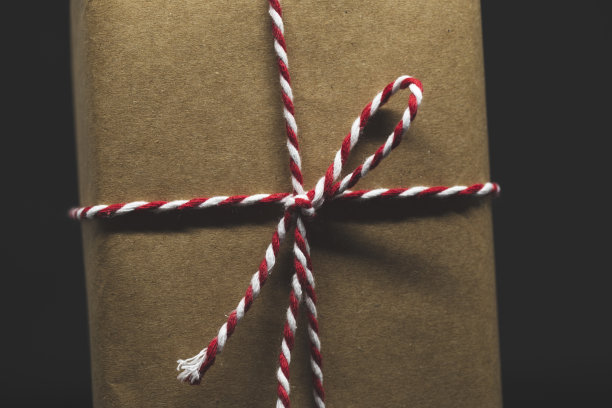 黑色背景上的礼盒图片下载