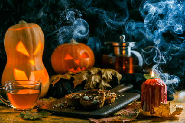 万圣节照片的桌子上有南瓜，饼干，燃烧的蜡烛图片下载